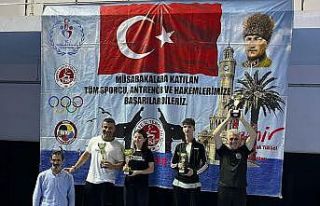 Aliağalı karateciler madalyaları topladı