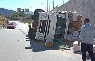 Amasya’da saman yüklü kamyon devrildi