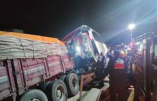 Amasya’da yolcu otobüsüyle kamyonun çarpıştığı...