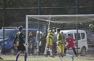 Amatör maçta rakibiyle havada çarpışan futbolcu...