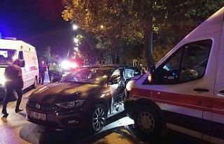 Ambulans U dönüşü yapan araca çarptı, kaza sonucu...