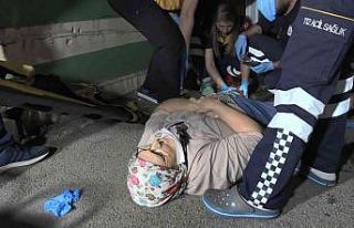 Ambulans yaya geçidindeki yaşlı kadına çarptı,...