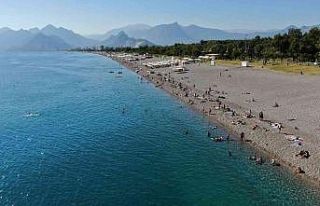Antalya sahillerinde Ekim ayı sonunda yaz yoğunluğu