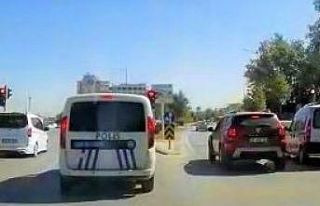 Araca çarpmamak için motosikletini devirdi