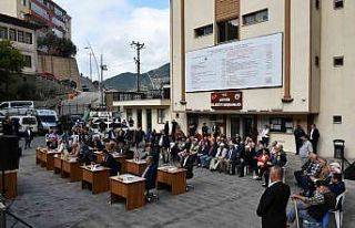 Artvin Belediyesi meclis toplantısını sokakta yaptı