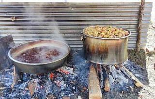 Artvin’de elma pekmezi geleneksel yöntemlerle yapılıyor