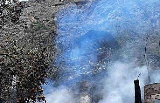 Artvin’de gece çıkan yangında 3 ev kullanılamaz...