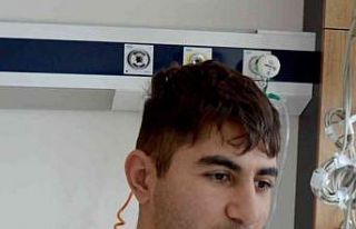 Aşırı terleme yüzünden kimseyle tokalaşamıyor,...