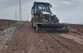 Aslanapa’da atık asfalt malzemeler arazi yollarında...