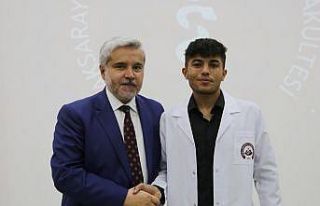 ASÜ’de 62 öğrenci beyaz önlük giyerek mesleğe...