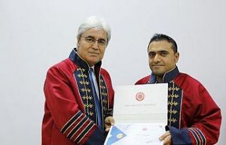 Atamaları yapılan akademisyenler cübbelerini giydi