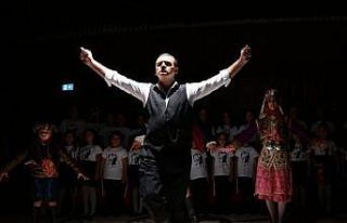 Atatürk’ün temsili zeybek oyunu geceye damgasını...