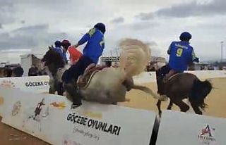 Atıyla böyle uçtu, kırbaçlayıp yoluna devam...