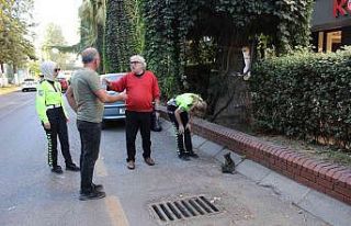 Ayağı kırılan kediyi, kadın trafikçilerin dikkati...
