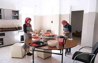 Ayvalık’ta kooperatif mutfağında kış hazırlıkları