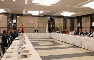 Bakan Ersoy Diyarbakır’da turizm sektör temsilcileriyle...