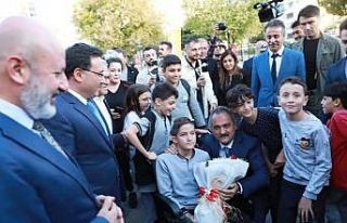 Bakan Özer, Kocasinan’da ortaokul öğrencileriyle...