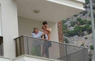 Balkonda annesini alıkoyup polise ecel terleri döktüren...