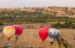Balonlar halatlara bağlı askıda kaldı, gelenler...