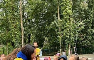 Barınaktaki sokak hayvanlarını elleriyle beslediler