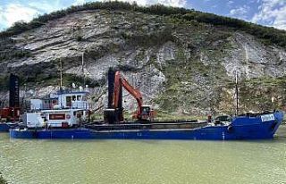 Bartın Irmağı tarak gemisi ile temizleniyor