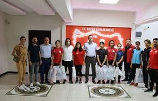 Başarılı sporcular bursla ödüllendirildi