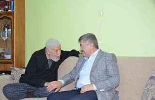 Başkan Akçadurak, yaşlıları ziyaret etti