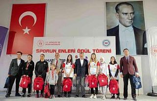 Başkan Akçadurak’a sporun enleri ödül töreninde...