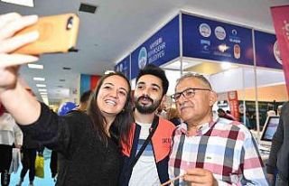 Başkan Büyükkılıç Kitap Fuarı’nda kitapseverlerle...