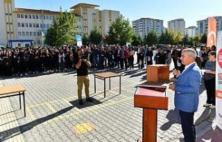 Başkan Çınar, öğrencilerin proje tanıtım etkinliğine...