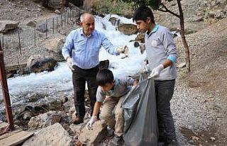 Başkan Öztürk öğrencilerle birlikte çevre temizliği...