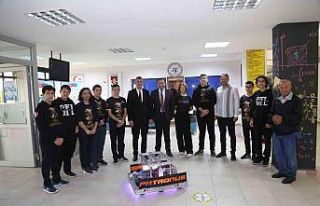 Başkan Sezer, TEKNOFEST’te başarı gösteren takım...