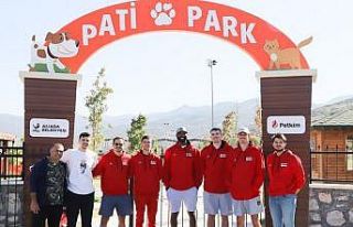 Basketbolcular sevimli dostlarla moral depoladı