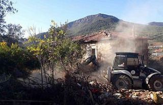 Bayırköy’de metruk binalar tek tek yıkılıyor