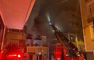 Beyoğlu’nda metruk binada başlayan yangın 5 binaya...