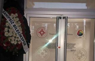 Bilecek TSO kapısına siyah çelenk bıraktılar