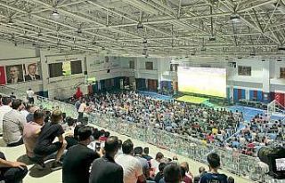 Bilet bulamayan Demirspor taraftarı maçı dev ekranda...