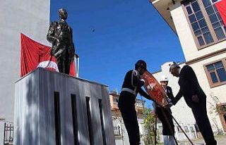 Bingöl’de 29 Ekim kutlamaları çelenk sunma ile...