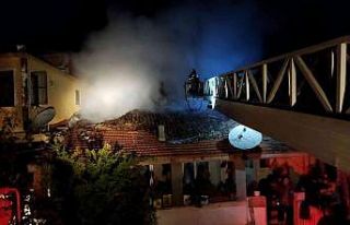 Bir evde başlayan yangın diğerine de sıçradı