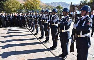 Bitlis’te çelenk sunma töreni