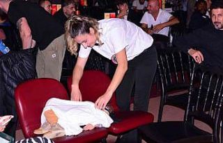 Boks hakemi anne, tribünde uyuyakalan oğlunun üzerini...