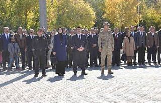 Bulanık’ta çelenk sunma töreni