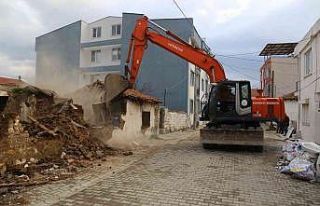 Burhaniye metruk binalardan kurtuluyor
