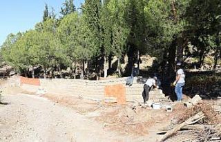 Burhaniye’de mezarlıklara bakım