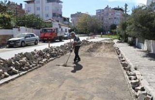 Burhaniye’de yol yapım çalışmaları aralıksız...