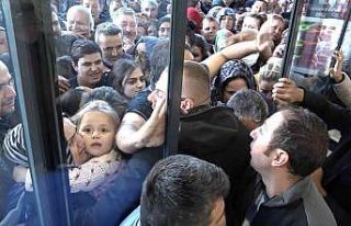 Bursa’da alışveriş çılgınlığı...Birbirlerini...