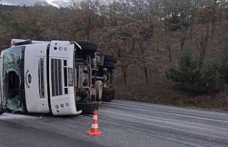 Bursa’da kamyon devrildi: 2 yaralı
