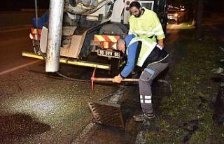 Bursa’da mazgallar gece temizleniyor