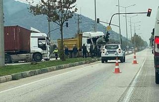 Bursa’da tır kamyona çarptı: 2 yaralı