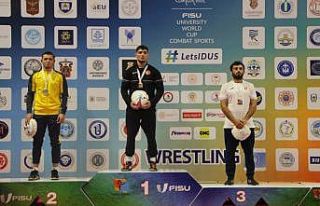 Büyükşehirli güreşçiden tarihi başarı